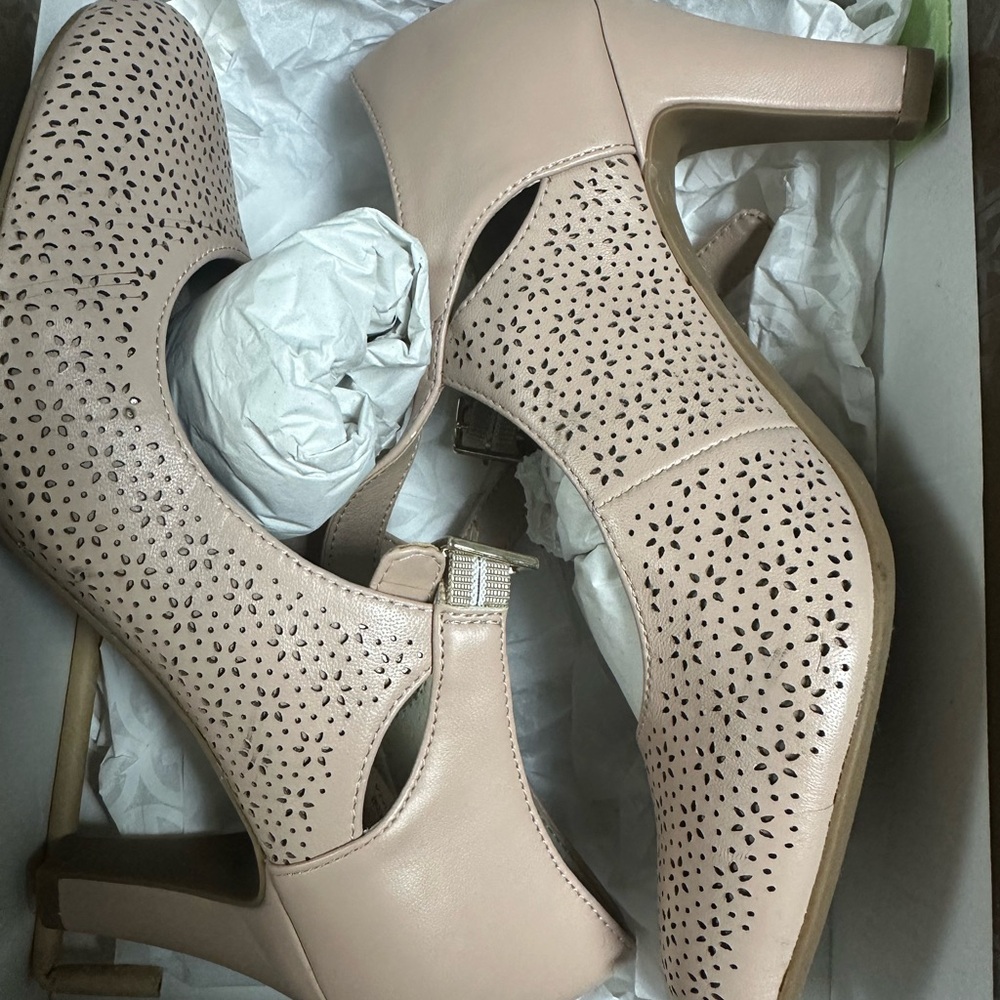 Giani Bernini Women's Light Pink Perforated Heels